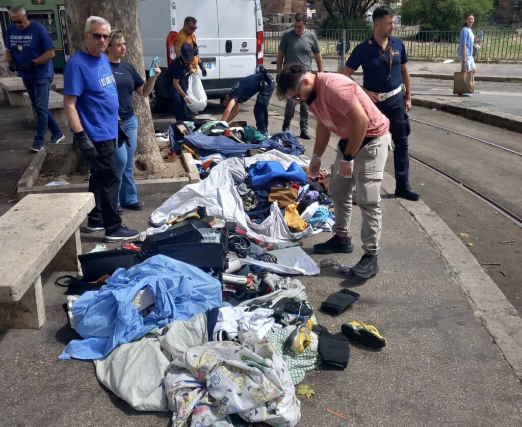 Blitz al “mercatino dell’immondizia” di Porta Maggiore: sequestrati 15 quintali di paccottiglia (VIDEO) 1