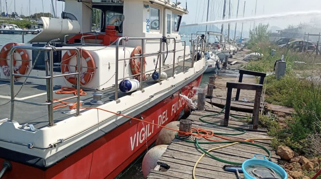 Tre vigili del fuoco feriti nell’incendio di barche a Ostia, uno in codice rosso 1