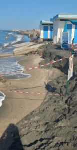 Erosione a effetto domino sul Lido di Roma, anche l’Orsa Maggiore finisce in acqua 2 Erosione a effetto domino sul Lido di Roma, anche l’Orsa Maggiore finisce in acqua 2
