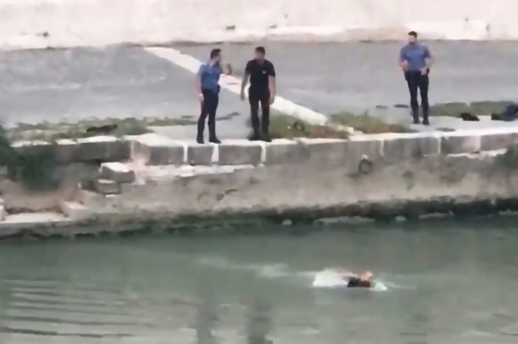 Si getta nel Tevere: giovane salvato in extremis dai carabinieri a Roma (FOTO e VIDEO) 1