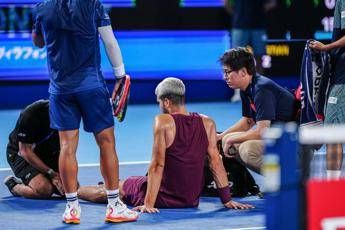 Alcaraz, infortunio a Tokyo? Carlos si ferma nel match contro Baez, cos’è successo