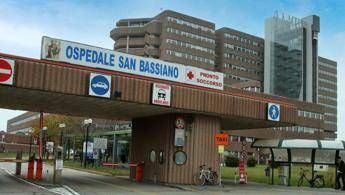 Bassano del Grappa, accoltella l’ex moglie mentre si trova al lavoro: fendenti anche al volto