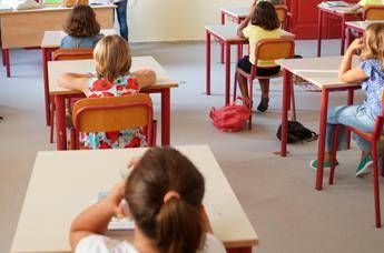 Bimbo caduto da terrazzino scuola a Genova, le indagini si concentrano sulle negligenze dell’istituto