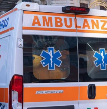 Un giovane ciclista è stato travolto da un'auto e trasportato d'urgenza in ospedale in codice rosso. Sul posto sono intervenuti i soccorsi del 118