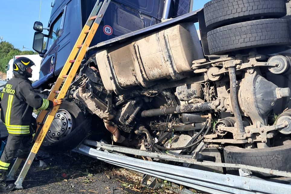 Grave incidente sulla A12, autoarticolato si ribalta e blocca il traffico: intervengono i vigili del fuoco di Civitavecchia 1