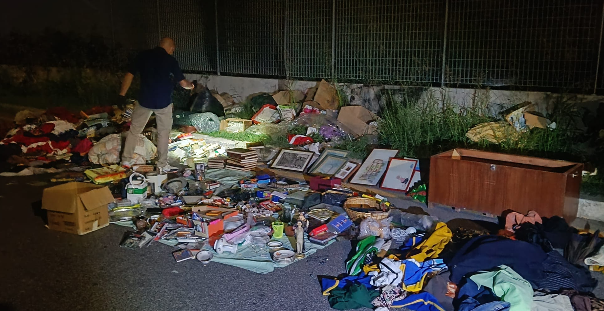 Blitz al mercato abusivo, sequestrati 520 chili di alimenti e attrezzi rubati a Roma 1