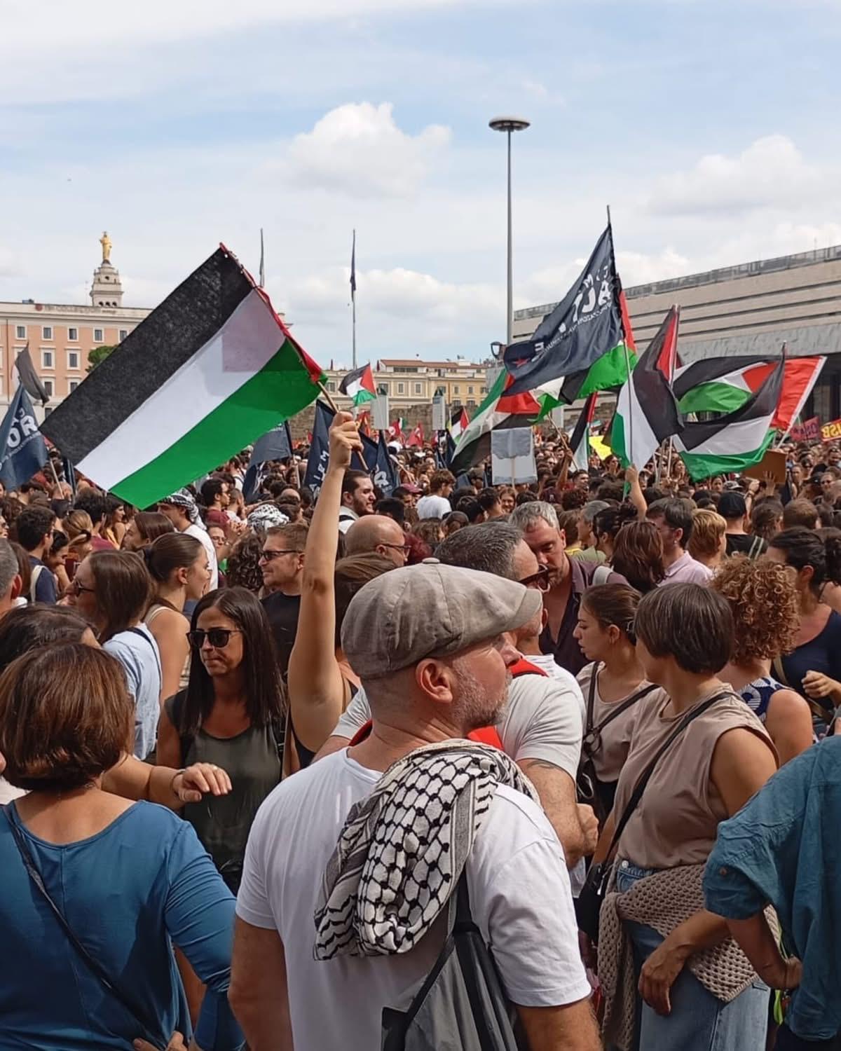 In 100mila a Roma al corteo pro Palestina, gli studenti protagonisti: bandiere e blocchi (VIDEO) 1