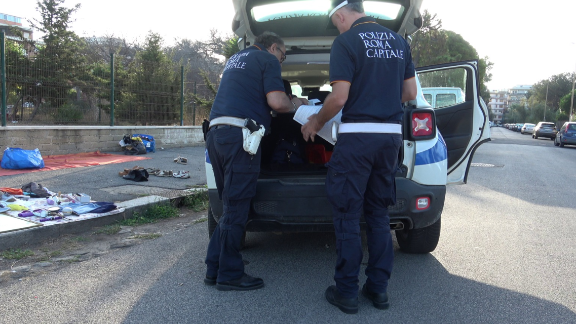 Sgomberato mercato abusivo ad Ostia, multe e segnalazioni: intervento di Polizia Locale, Polizia di Stato e Ama 2