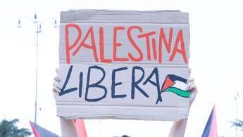 Roma, partito il corteo per Gaza: “Blocchiamo tutto, Palestina libera”