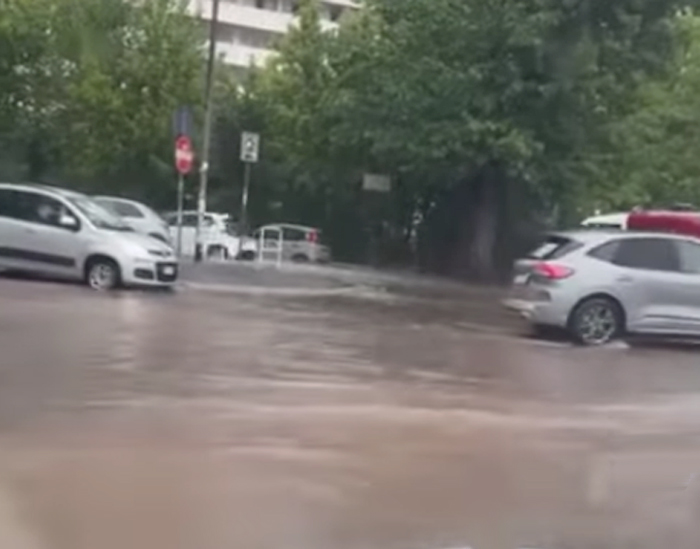 Roma sommersa dall'acqua: quando i tombini otturati trasformano le strade della Capitale in torrenti (FOTO) 1