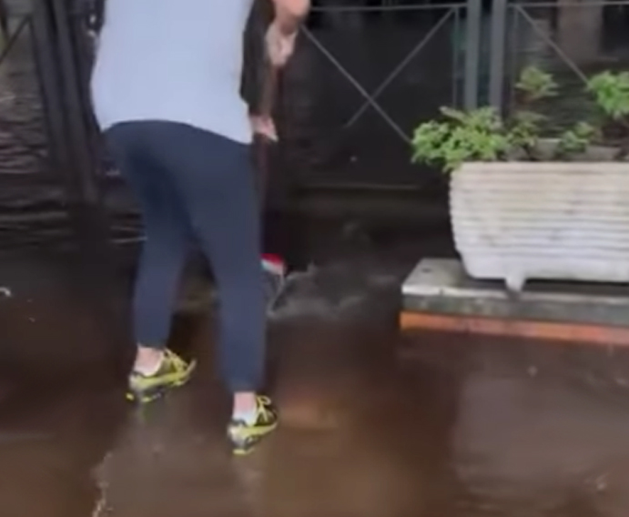 Roma sommersa dall'acqua: quando i tombini otturati trasformano le strade della Capitale in torrenti (FOTO) 2