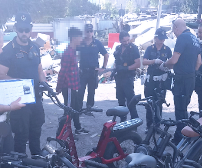 Traffico di rifiuti, droga e bici rubate: campo rom passato al setaccio dalle forze dell'ordine dopo le denunce (FOTO) 1