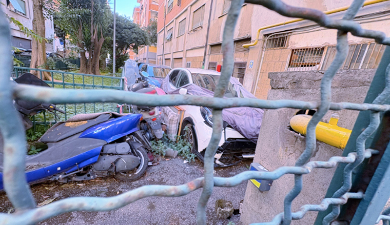 Lo scandalo delle palazzine INPS a Magliana: condomini insorgono contro occupazioni di latinos e depositi di rifiuti (FOTO) 1 Lo scandalo delle palazzine INPS a Magliana: condomini insorgono contro occupazioni di latinos e depositi di rifiuti (FOTO) 1