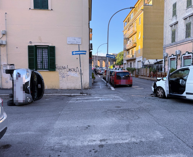 Auto si ribalta a Torpignattara: residenti denunciano l'incrocio 'maledetto' 1