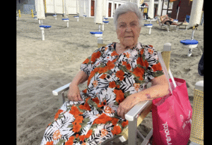"Voglio rivedere il mare di Ostia": nonna Fiorella si tuffa a quasi 100 anni e realizza il suo sogno (FOTO E VIDEO) 1 "Voglio rivedere il mare di Ostia": nonna Fiorella si tuffa a quasi 100 anni e realizza il suo sogno (FOTO E VIDEO) 1