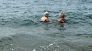 "Voglio rivedere il mare di Ostia": nonna Fiorella si tuffa a quasi 100 anni e realizza il suo sogno (FOTO E VIDEO) 2 "Voglio rivedere il mare di Ostia": nonna Fiorella si tuffa a quasi 100 anni e realizza il suo sogno (FOTO E VIDEO) 2