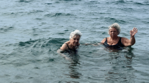 "Voglio rivedere il mare di Ostia": nonna Fiorella si tuffa a quasi 100 anni e realizza il suo sogno (FOTO E VIDEO) 3 "Voglio rivedere il mare di Ostia": nonna Fiorella si tuffa a quasi 100 anni e realizza il suo sogno (FOTO E VIDEO) 3