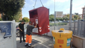 Raccolta abiti usati a Roma, arrivano i primi nuovi contenitori anti rovistaggio: ecco dove (FOTO) 2