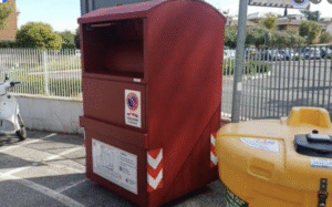Raccolta abiti usati a Roma, arrivano i primi nuovi contenitori anti rovistaggio: ecco dove (FOTO) 4