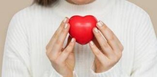 Screening cardiologico in piazza San Michele, con misurazioni di pressione, glicemia, colesterolo e controlli della vista