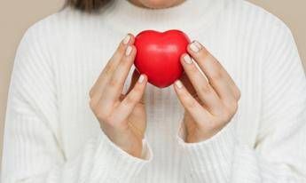Screening cardiologico in piazza San Michele, con misurazioni di pressione, glicemia, colesterolo e controlli della vista