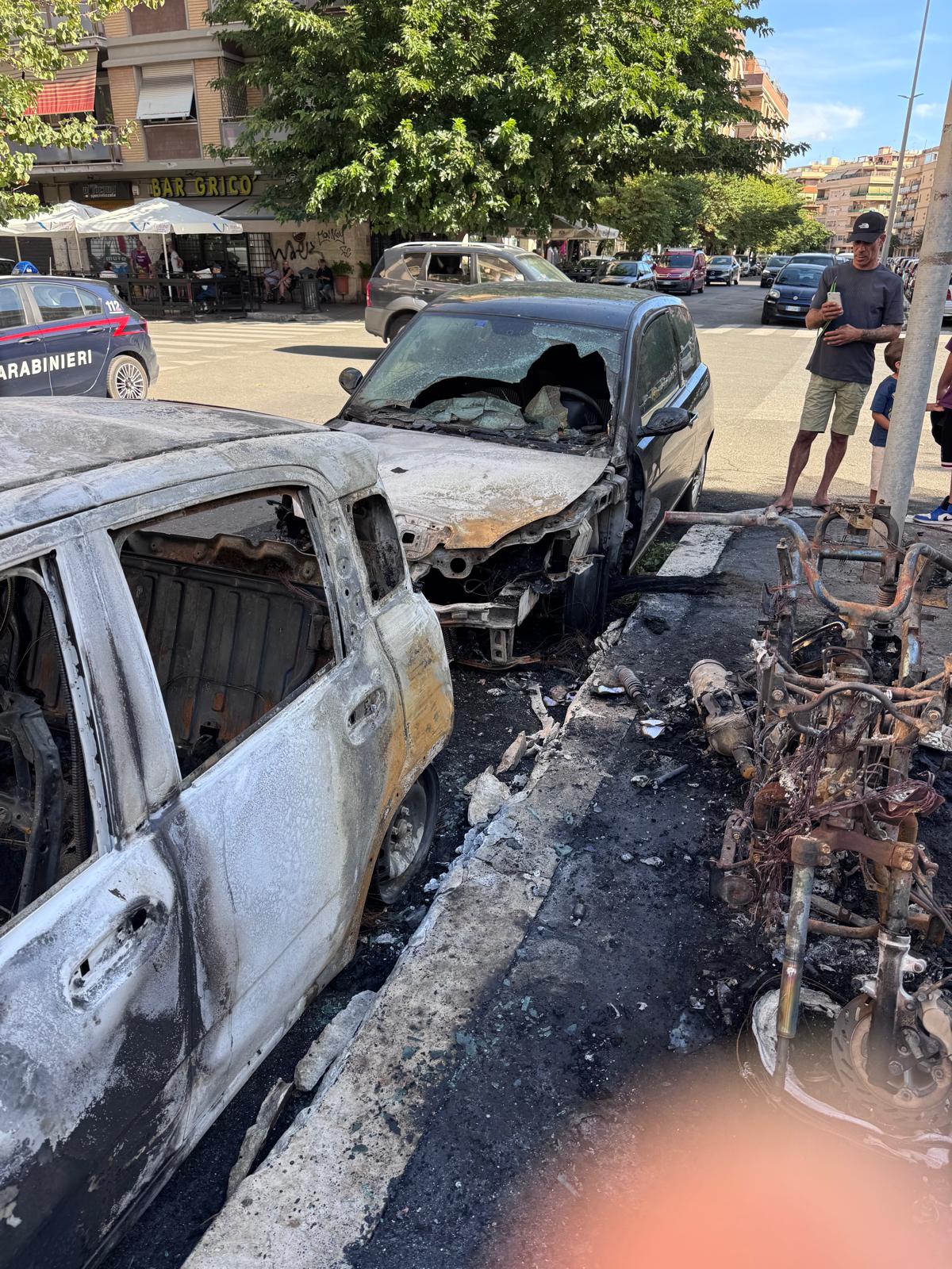 Auto e moto a fuoco nella notte a Ostia: una esplosione prima del rogo (VIDEO) 3