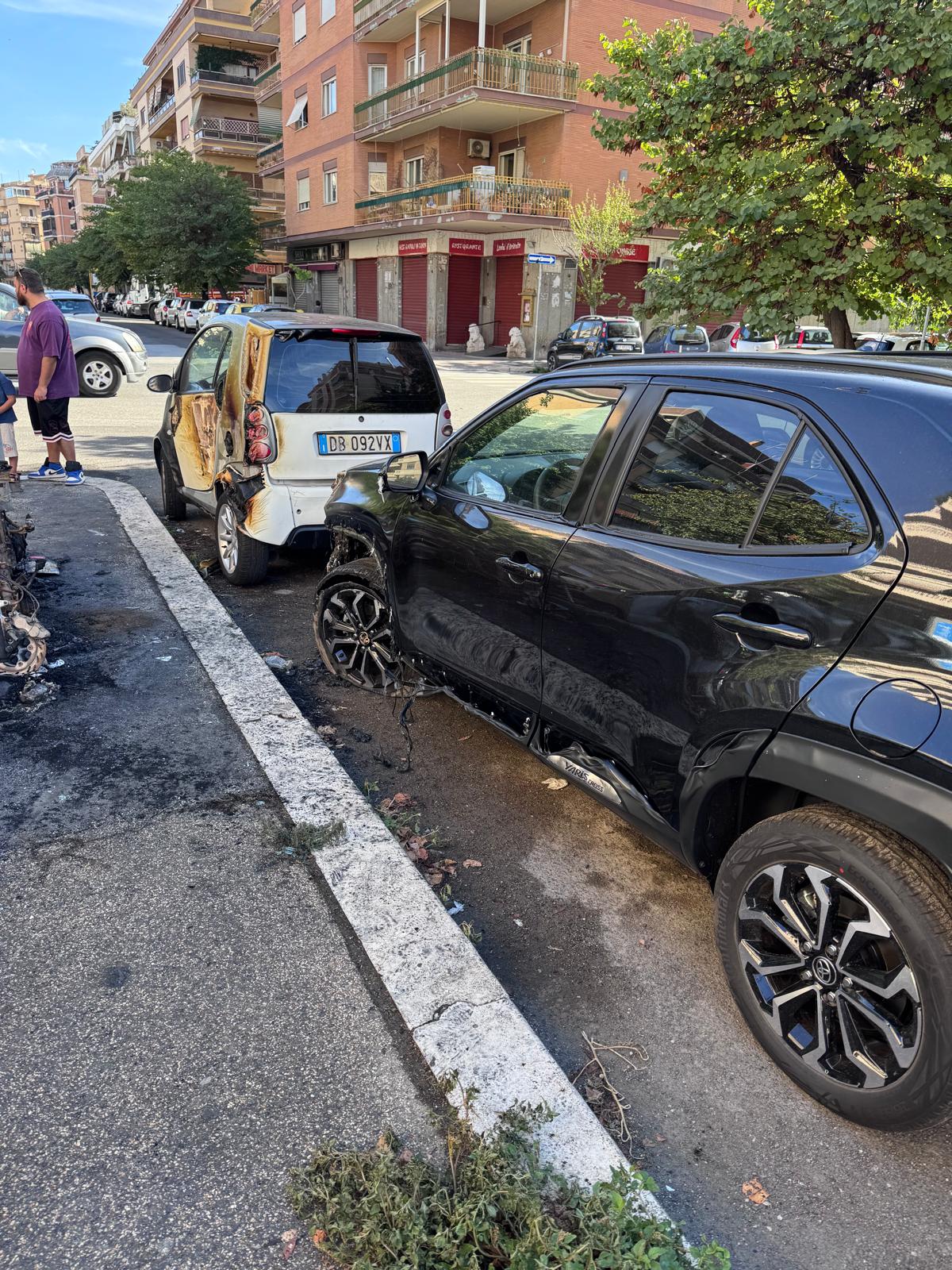 Auto e moto a fuoco nella notte a Ostia: una esplosione prima del rogo (VIDEO) 2