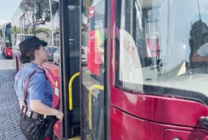 Non riesce a salire sull'autobus in tempo e spacca il finestrino con una bottiglia: paura a Roma 1 Non riesce a salire sull'autobus in tempo e spacca il finestrino con una bottiglia: paura a Roma 1