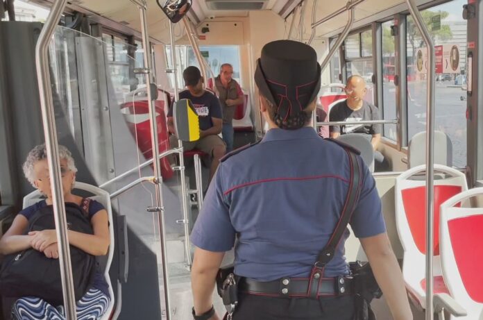 carabiniere in autobus