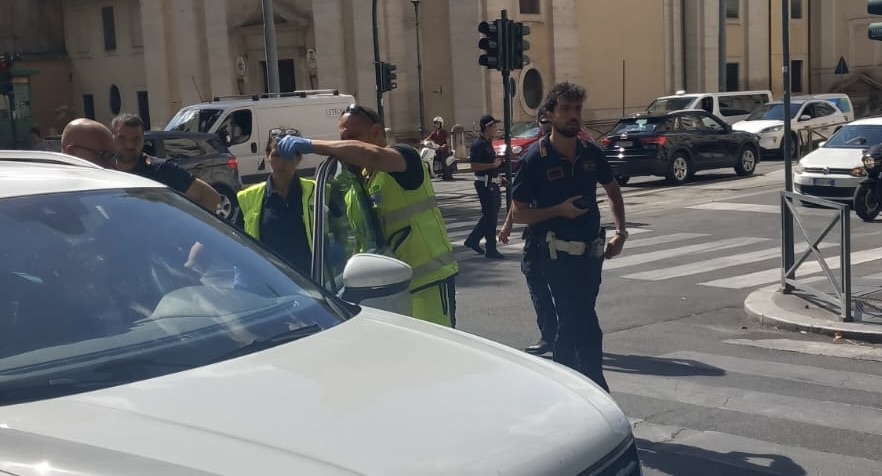 Crisi epilettica al volante in pieno centro: salvato in extremis dalla Polizia Locale 1 Crisi epilettica al volante in pieno centro: salvato in extremis dalla Polizia Locale 1