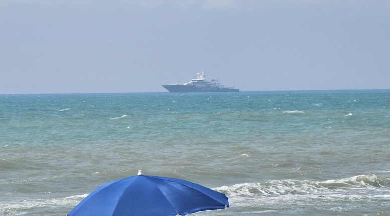 Il superyacht Andromeda, "colosso del mare" da 107 metri, avvistato davanti Ostia 1 Il superyacht Andromeda, "colosso del mare" da 107 metri, avvistato davanti Ostia 1