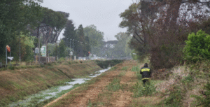 Schianto in moto ad alta velocità contro un’auto alle porte di Ostia, si cerca un corpo nel canale (VIDEO) 1 Schianto in moto ad alta velocità contro un’auto alle porte di Ostia, si cerca un corpo nel canale (VIDEO) 1