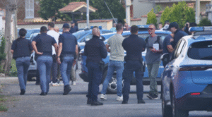 Si barrica in casa all'Infernetto dopo una lite con la moglie: potrebbe essere armato, polizia sul posto (VIDEO) 2 Si barrica in casa all'Infernetto dopo una lite con la moglie: potrebbe essere armato, polizia sul posto (VIDEO) 2