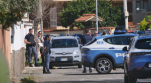 Si barrica in casa all'Infernetto dopo una lite con la moglie: potrebbe essere armato, polizia sul posto (VIDEO) 4 Si barrica in casa all'Infernetto dopo una lite con la moglie: potrebbe essere armato, polizia sul posto (VIDEO) 4