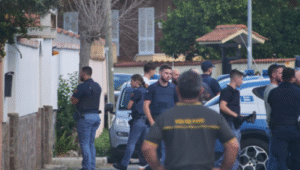 Si barrica in casa all'Infernetto dopo una lite con la moglie: potrebbe essere armato, polizia sul posto (VIDEO) 1 Si barrica in casa all'Infernetto dopo una lite con la moglie: potrebbe essere armato, polizia sul posto (VIDEO) 1