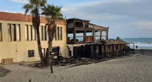 Accoltella un uomo sul lungomare di Ostia e sparisce nello stabilimento Village 1