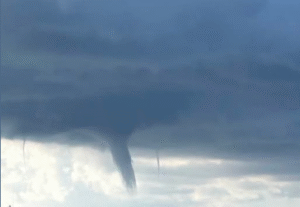 Tromba marina al largo di Ostia si divide in tre causa un improvviso vortice di bassa pressione (VIDEO) 1