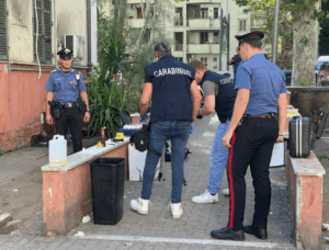 Arsenale di bottiglie molotov al Quarticciolo: le indagini affidate ai carabinieri 1 Arsenale di bottiglie molotov al Quarticciolo: le indagini affidate ai carabinieri 1
