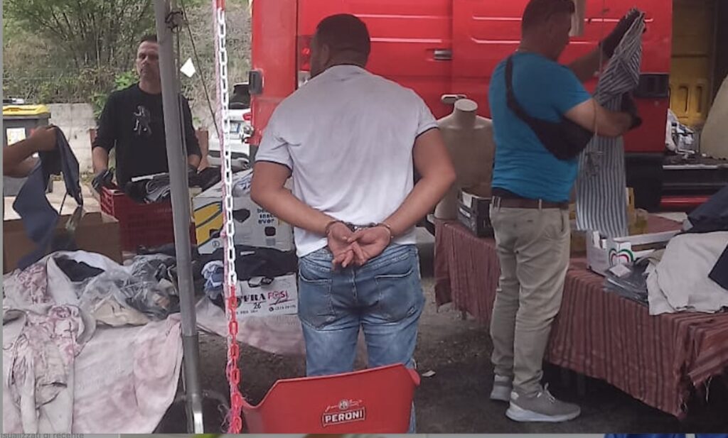 Ambulante abusivo a Roma prende a botte e morsi i vigili, in due all'ospedale 1