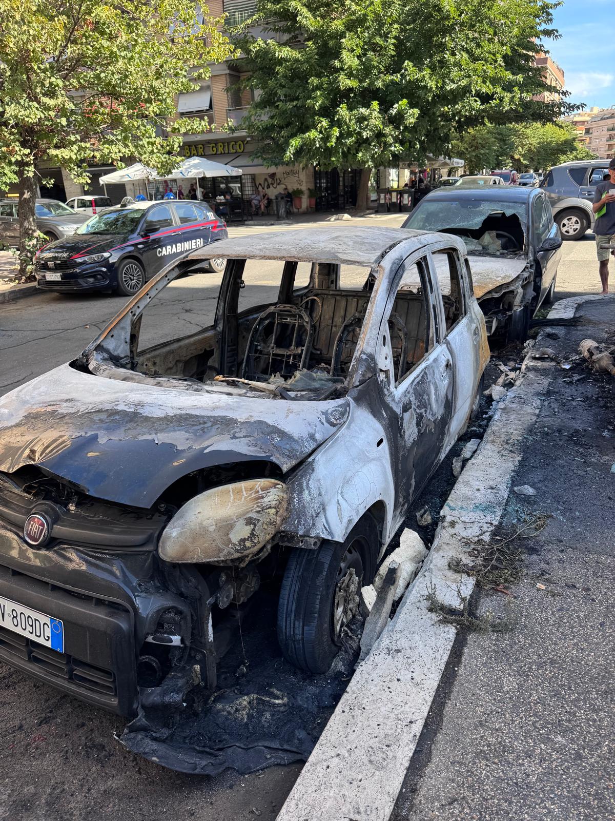 Auto e moto a fuoco nella notte a Ostia: una esplosione prima del rogo (VIDEO) 1