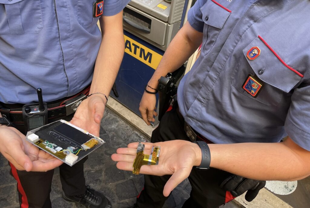 Così rubavano i dati dai bancomat: truffa con skimmer scoperta in centro a Roma 1