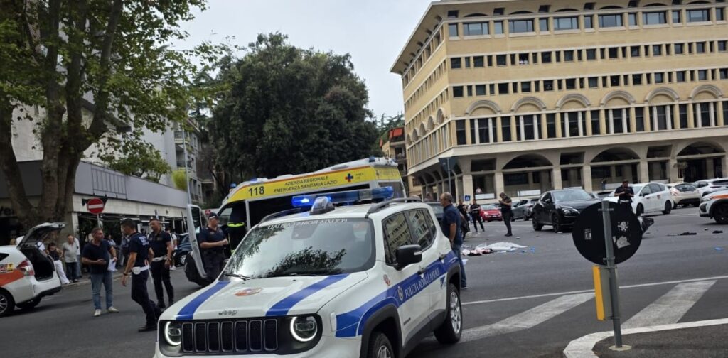 Incidente tra taxi e moto a Roma: grave un motociclista, salvato da un’infermiera di passaggio 1