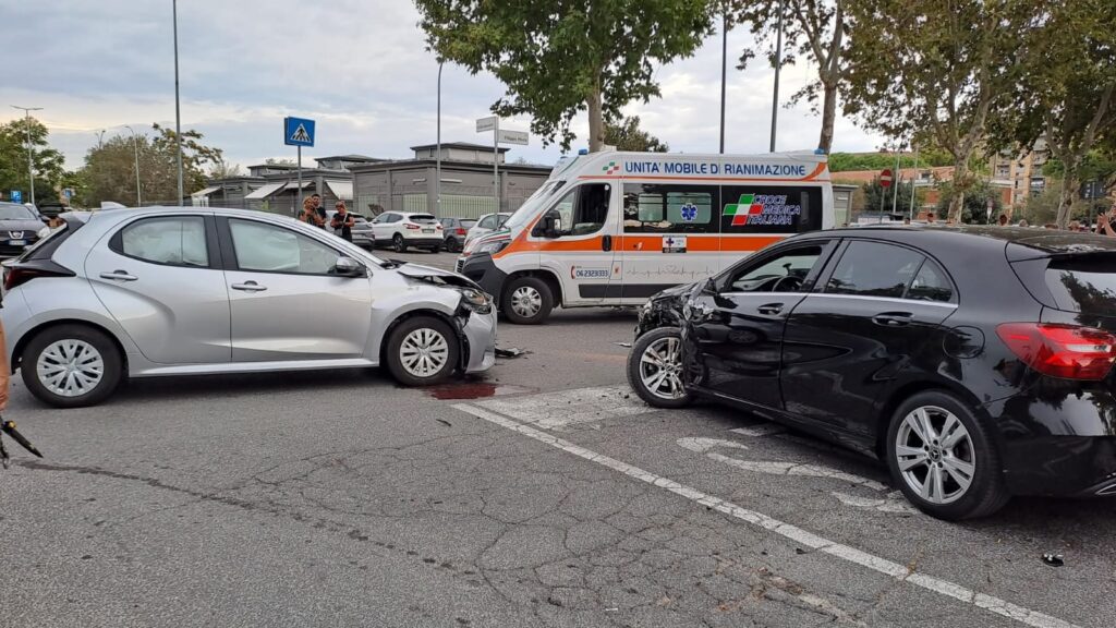 Incidente a Portonaccio coinvolge 5 auto, una si ribalta: feriti e ambulanze sul posto 1