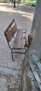 Parco Gabriele Sandri nel degrado e abbandonato: rifiuti, giochi rotti e bagni pericolosi alla Balduina (FOTO) 4 Parco Gabriele Sandri nel degrado e abbandonato: rifiuti, giochi rotti e bagni pericolosi alla Balduina (FOTO) 4