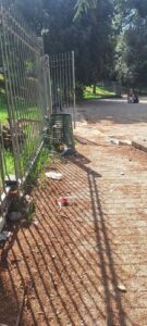 Parco Gabriele Sandri nel degrado e abbandonato: rifiuti, giochi rotti e bagni pericolosi alla Balduina (FOTO) 1 Parco Gabriele Sandri nel degrado e abbandonato: rifiuti, giochi rotti e bagni pericolosi alla Balduina (FOTO) 1