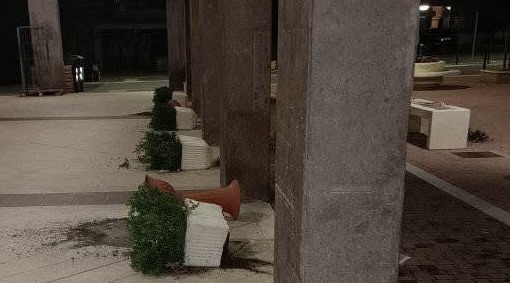 Raid vandalico a Morena: piazza devastata, la rabbia dei residenti 1