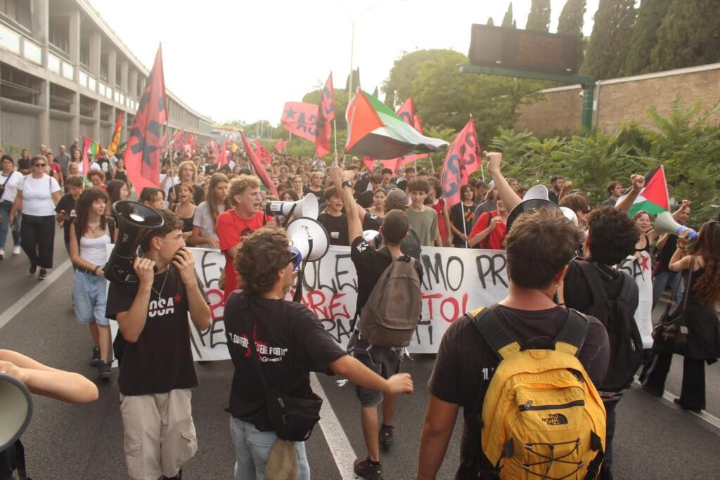 Il liceo Cavour occupato a Roma tra fumogeni e slogan per la Palestina 1