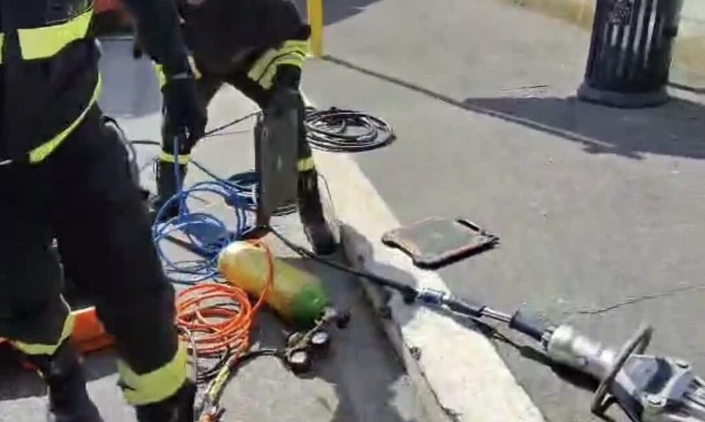 Incidente a Tor Vergata: donna travolta e intrappolata sotto un camion, è gravissima 1 Incidente a Tor Vergata: donna travolta e intrappolata sotto un camion, è gravissima 1
