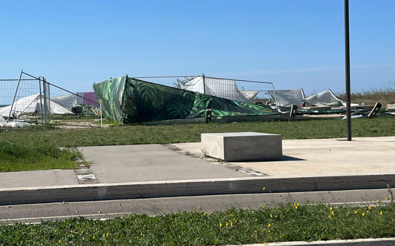 Vento devasta gazebo e strutture al Banana Village, danni significativi a Marina di Cerveteri 1