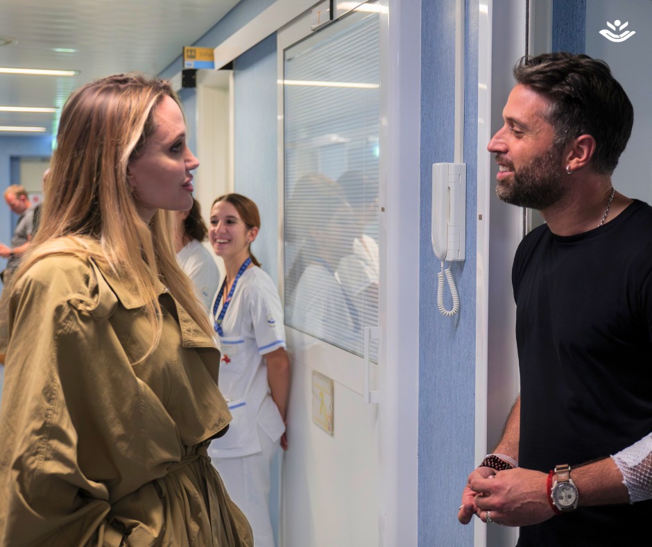Dopo il red carpet, il cuore: Angelina Jolie fa visita ai piccoli pazienti del Bambino Gesù 1